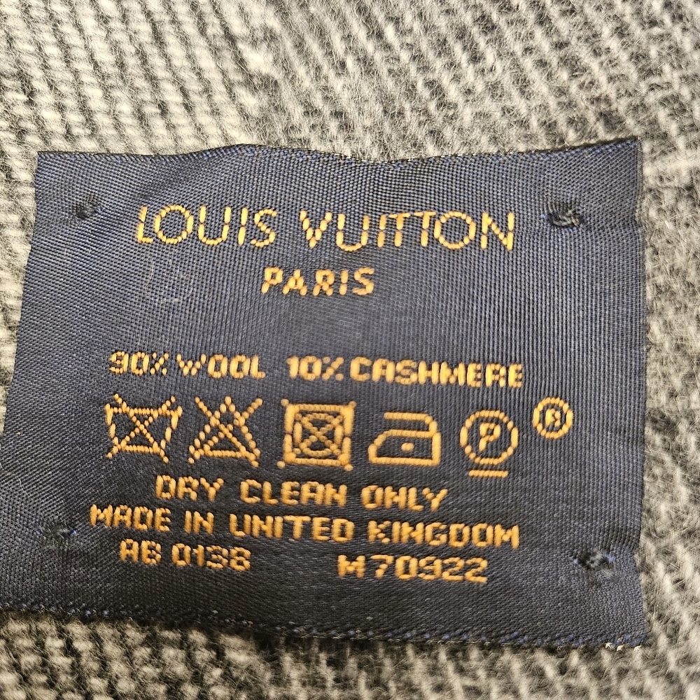 Louis Vuitton Ombré Wool & Cashmere Scarf – Grey/Black - Picture 3 of 5